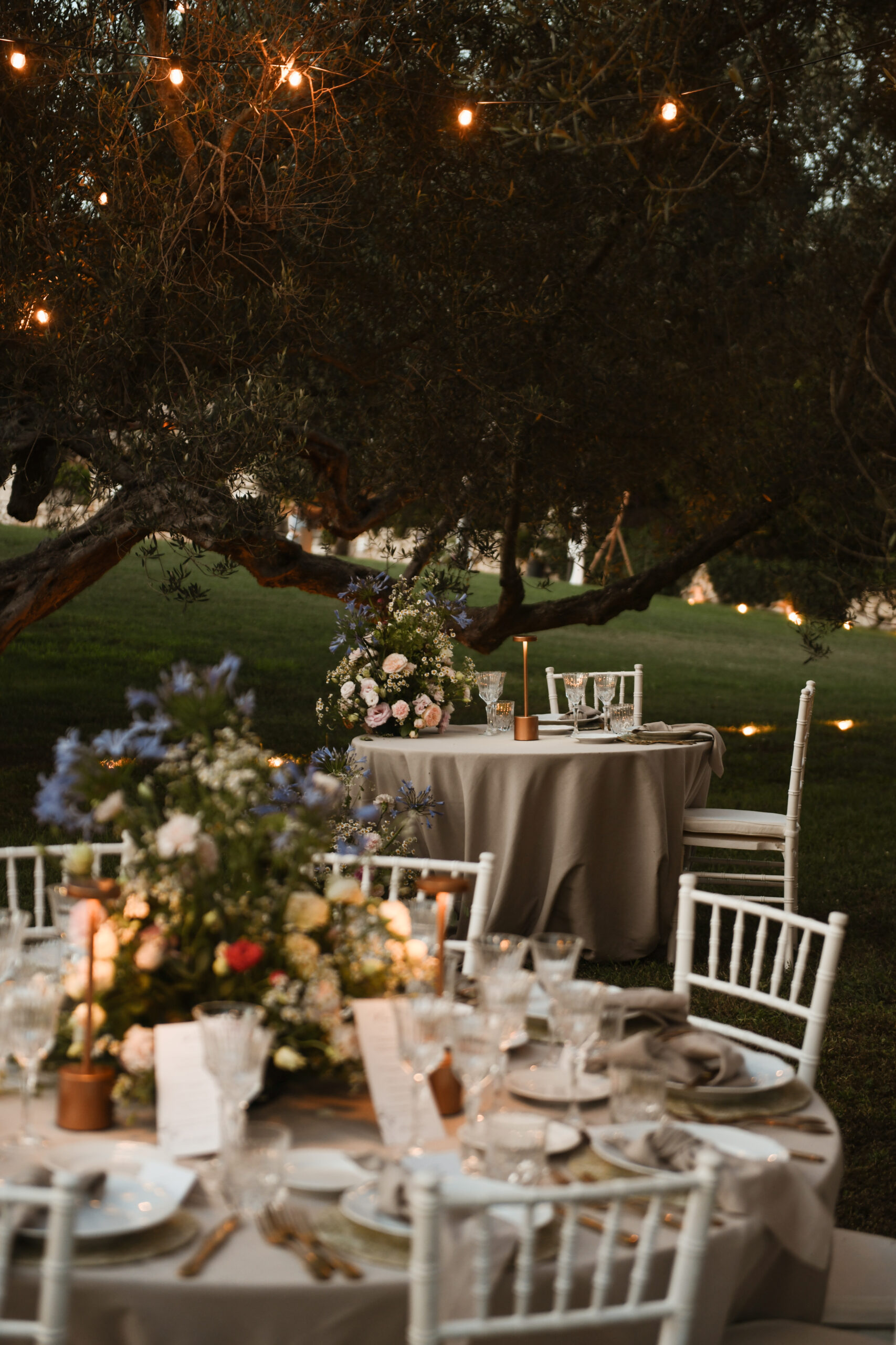 Tavola elegante per evento privato all’aperto