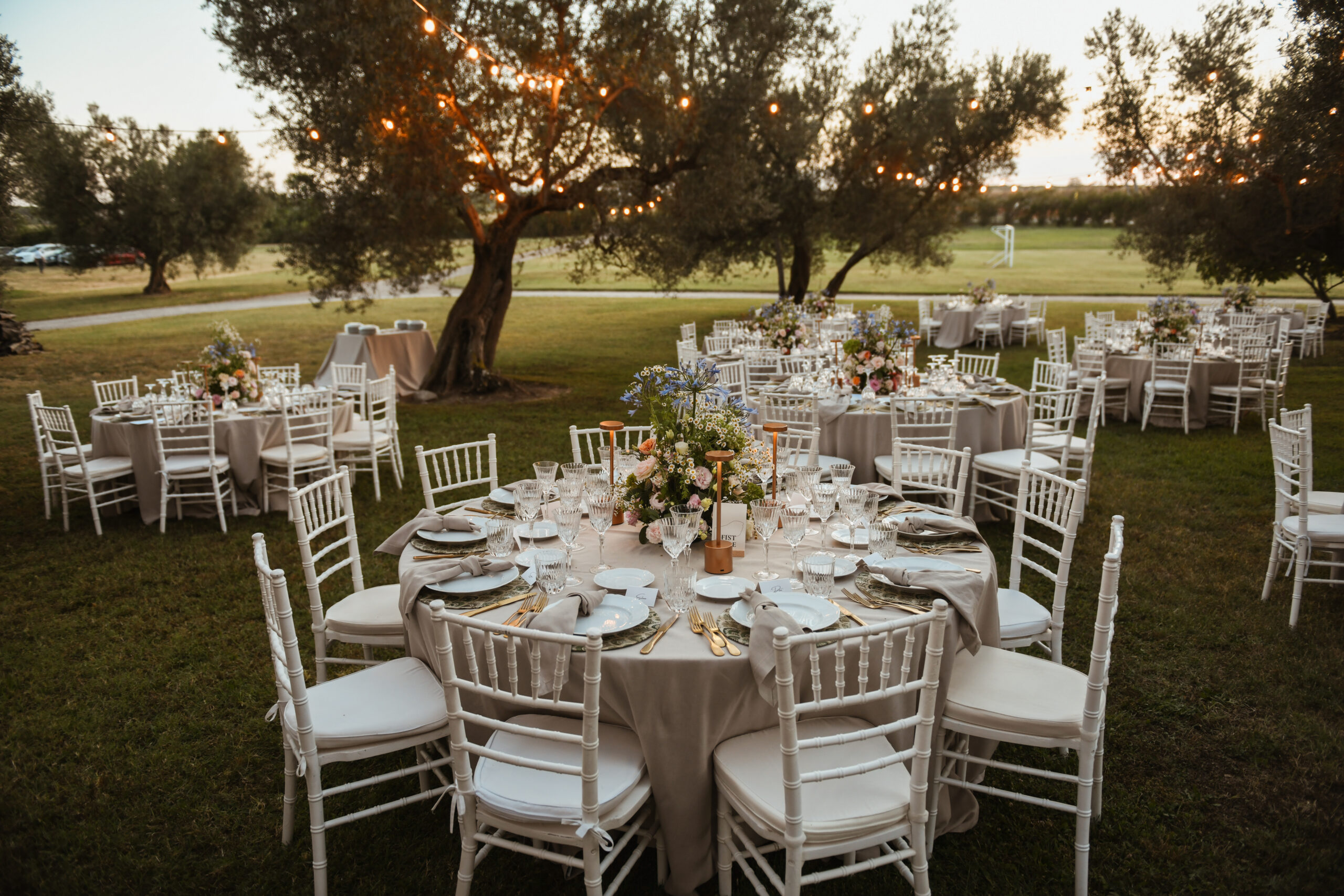 Tavola elegante per matrimonio outdoor in Toscana curata da Galico Eventi